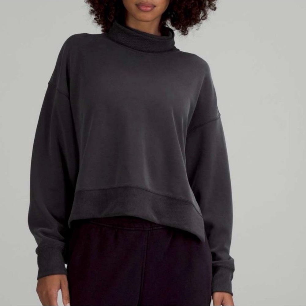 Lululemon Softstreme Turtleneck‎ Pullover
Black Size 8